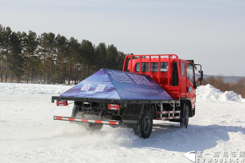 近日，南京依维柯在“神州北极”漠河举行了超越系列最新力作C500高端轻卡极限漂移上市发布会。此次上市的超越C500，是在 C300、C100相同的技术平台上，针对不同用户市场开发的新款车型。与以城市内短途运输市场为主的超越C100，和以城乡、城郊等中短途运输为主的超越C300不同，体积更大、载重更高的超越C500更适合城际间的中长途运输业务。图为超越C500在漠河冰雪路面上极限漂移。