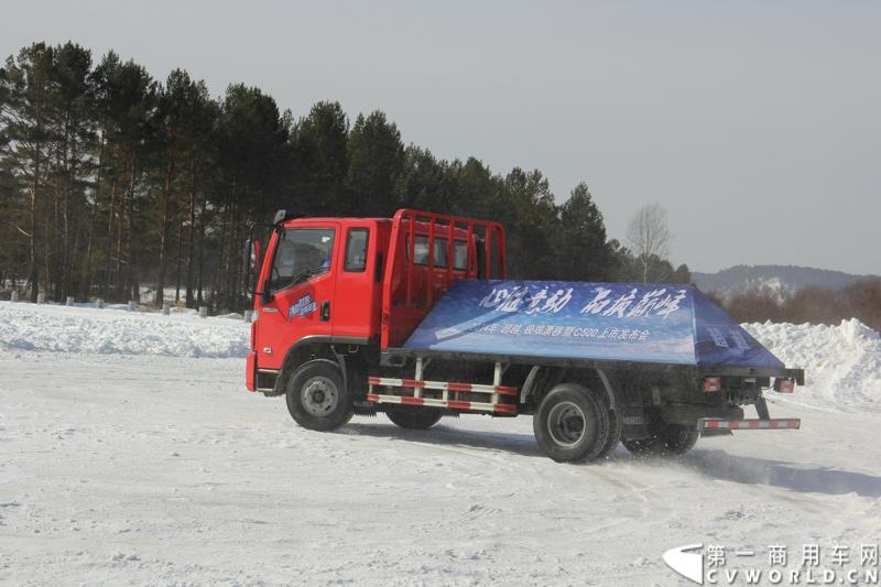近日，南京依维柯在“神州北极”漠河举行了超越系列最新力作C500高端轻卡极限漂移上市发布会。此次上市的超越C500，是在 C300、C100相同的技术平台上，针对不同用户市场开发的新款车型。与以城市内短途运输市场为主的超越C100，和以城乡、城郊等中短途运输为主的超越C300不同，体积更大、载重更高的超越C500更适合城际间的中长途运输业务。图为超越C500在漠河冰雪路面上极限漂移。