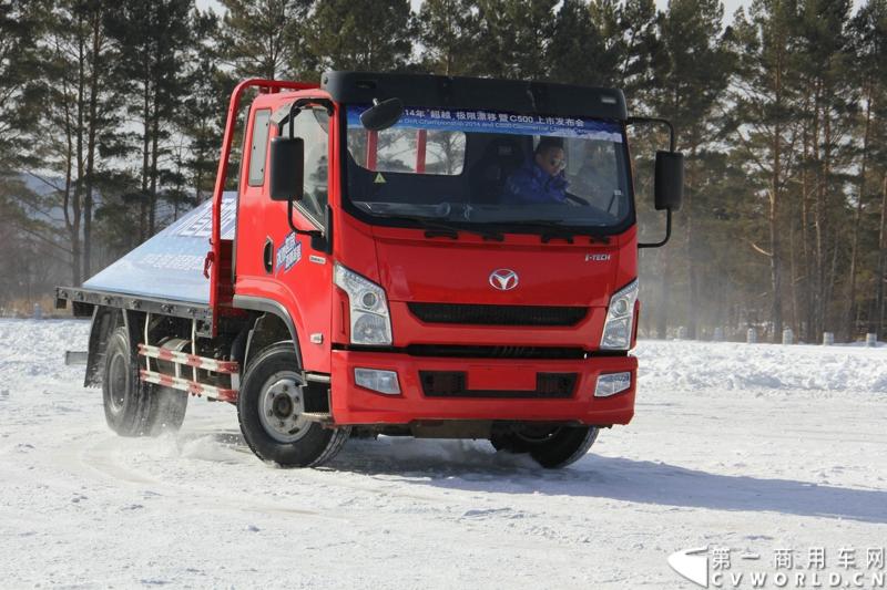 近日，南京依维柯在“神州北极”漠河举行了超越系列最新力作C500高端轻卡极限漂移上市发布会。此次上市的超越C500，是在 C300、C100相同的技术平台上，针对不同用户市场开发的新款车型。与以城市内短途运输市场为主的超越C100，和以城乡、城郊等中短途运输为主的超越C300不同，体积更大、载重更高的超越C500更适合城际间的中长途运输业务。图为超越C500在漠河冰雪路面上极限漂移。