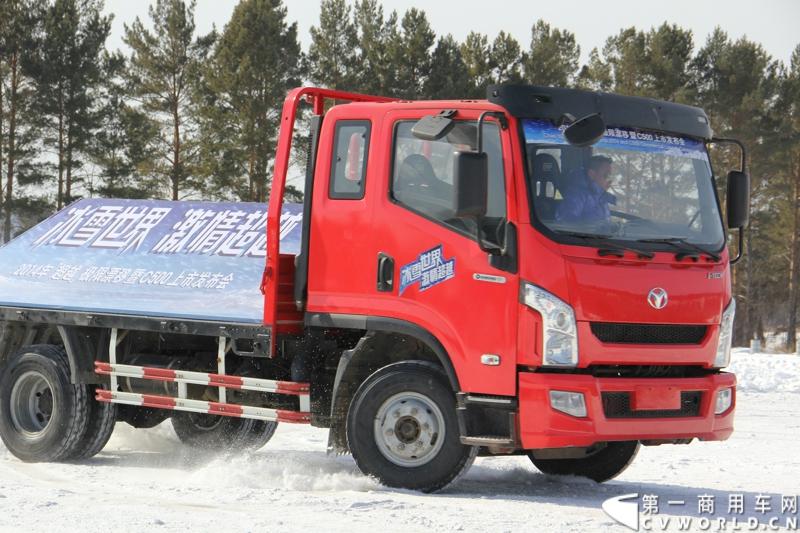 近日，南京依维柯在“神州北极”漠河举行了超越系列最新力作C500高端轻卡极限漂移上市发布会。此次上市的超越C500，是在 C300、C100相同的技术平台上，针对不同用户市场开发的新款车型。与以城市内短途运输市场为主的超越C100，和以城乡、城郊等中短途运输为主的超越C300不同，体积更大、载重更高的超越C500更适合城际间的中长途运输业务。图为超越C500在漠河冰雪路面上极限漂移。