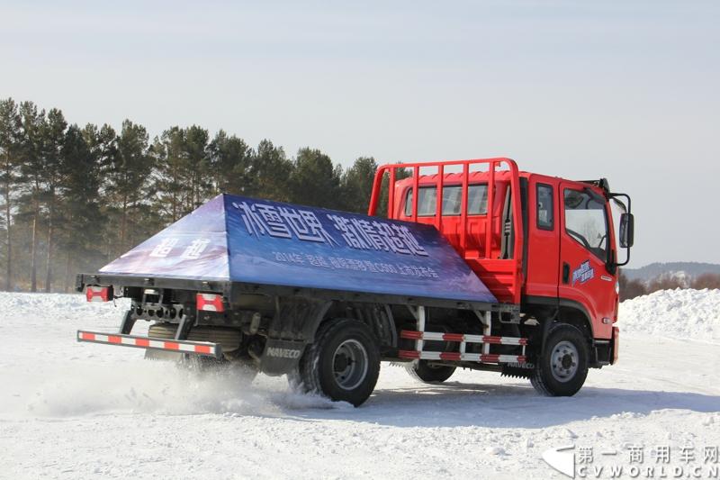 近日，南京依维柯在“神州北极”漠河举行了超越系列最新力作C500高端轻卡极限漂移上市发布会。此次上市的超越C500，是在 C300、C100相同的技术平台上，针对不同用户市场开发的新款车型。与以城市内短途运输市场为主的超越C100，和以城乡、城郊等中短途运输为主的超越C300不同，体积更大、载重更高的超越C500更适合城际间的中长途运输业务。图为超越C500在漠河冰雪路面上极限漂移。