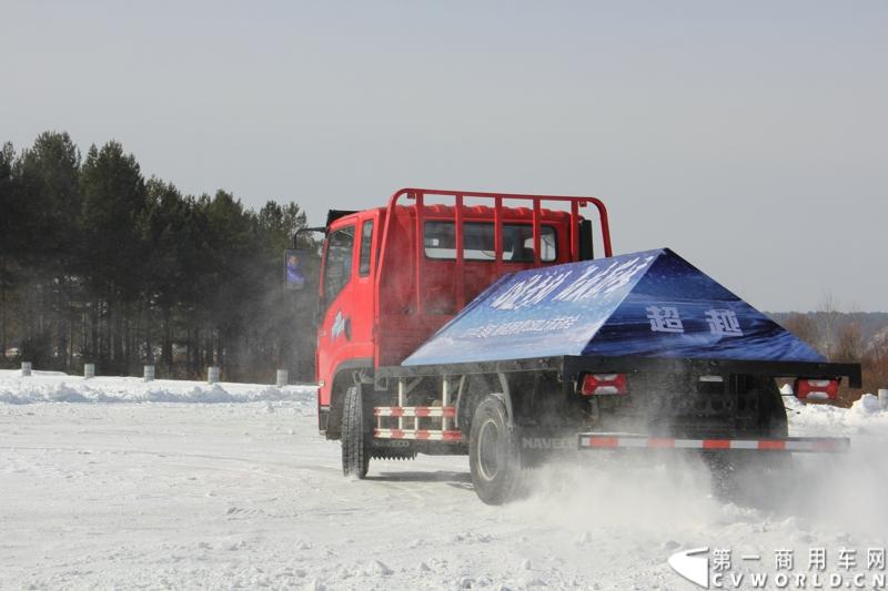 近日，南京依维柯在“神州北极”漠河举行了超越系列最新力作C500高端轻卡极限漂移上市发布会。此次上市的超越C500，是在 C300、C100相同的技术平台上，针对不同用户市场开发的新款车型。与以城市内短途运输市场为主的超越C100，和以城乡、城郊等中短途运输为主的超越C300不同，体积更大、载重更高的超越C500更适合城际间的中长途运输业务。图为超越C500在漠河冰雪路面上极限漂移。