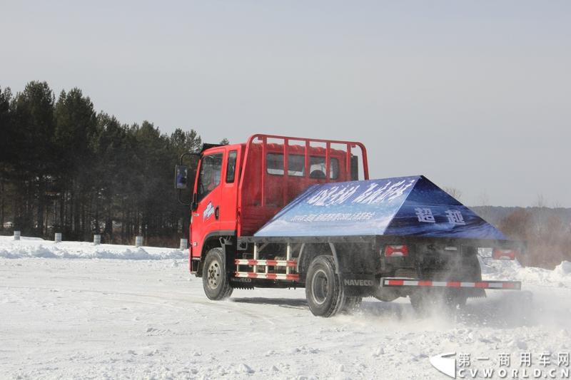 近日，南京依维柯在“神州北极”漠河举行了超越系列最新力作C500高端轻卡极限漂移上市发布会。此次上市的超越C500，是在 C300、C100相同的技术平台上，针对不同用户市场开发的新款车型。与以城市内短途运输市场为主的超越C100，和以城乡、城郊等中短途运输为主的超越C300不同，体积更大、载重更高的超越C500更适合城际间的中长途运输业务。图为超越C500在漠河冰雪路面上极限漂移。