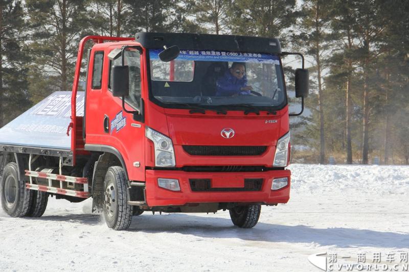 近日，南京依维柯在“神州北极”漠河举行了超越系列最新力作C500高端轻卡极限漂移上市发布会。此次上市的超越C500，是在 C300、C100相同的技术平台上，针对不同用户市场开发的新款车型。与以城市内短途运输市场为主的超越C100，和以城乡、城郊等中短途运输为主的超越C300不同，体积更大、载重更高的超越C500更适合城际间的中长途运输业务。图为超越C500在漠河冰雪路面上极限漂移。