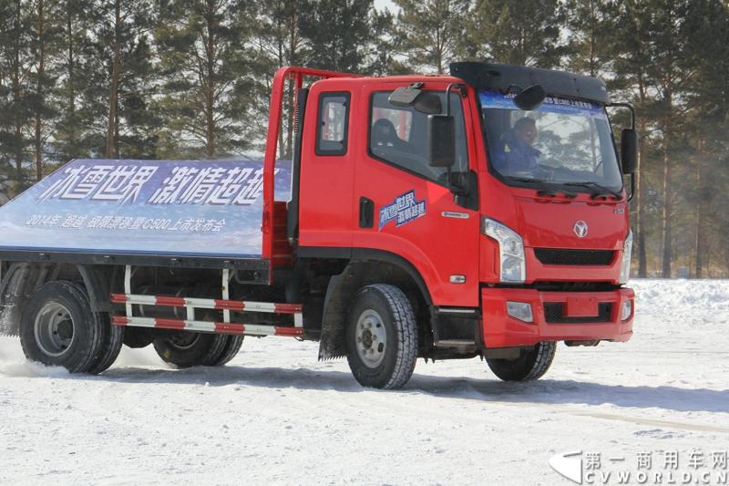 近日，南京依维柯在“神州北极”漠河举行了超越系列最新力作C500高端轻卡极限漂移上市发布会。此次上市的超越C500，是在 C300、C100相同的技术平台上，针对不同用户市场开发的新款车型。与以城市内短途运输市场为主的超越C100，和以城乡、城郊等中短途运输为主的超越C300不同，体积更大、载重更高的超越C500更适合城际间的中长途运输业务。图为超越C500在漠河冰雪路面上极限漂移。