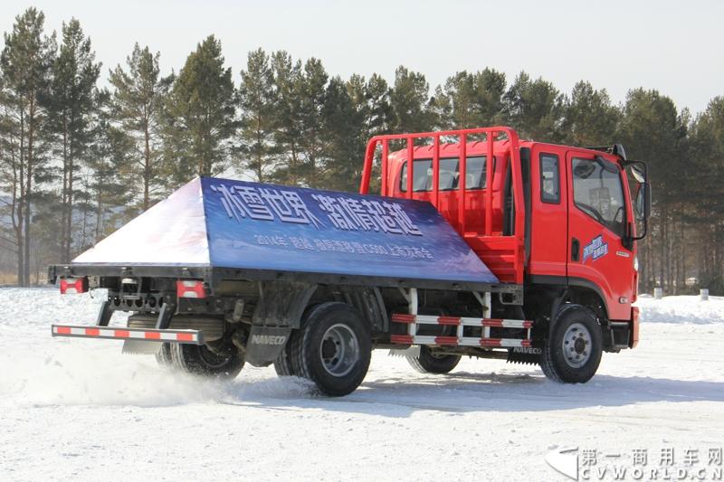 近日，南京依维柯在“神州北极”漠河举行了超越系列最新力作C500高端轻卡极限漂移上市发布会。此次上市的超越C500，是在 C300、C100相同的技术平台上，针对不同用户市场开发的新款车型。与以城市内短途运输市场为主的超越C100，和以城乡、城郊等中短途运输为主的超越C300不同，体积更大、载重更高的超越C500更适合城际间的中长途运输业务。图为超越C500在漠河冰雪路面上极限漂移。