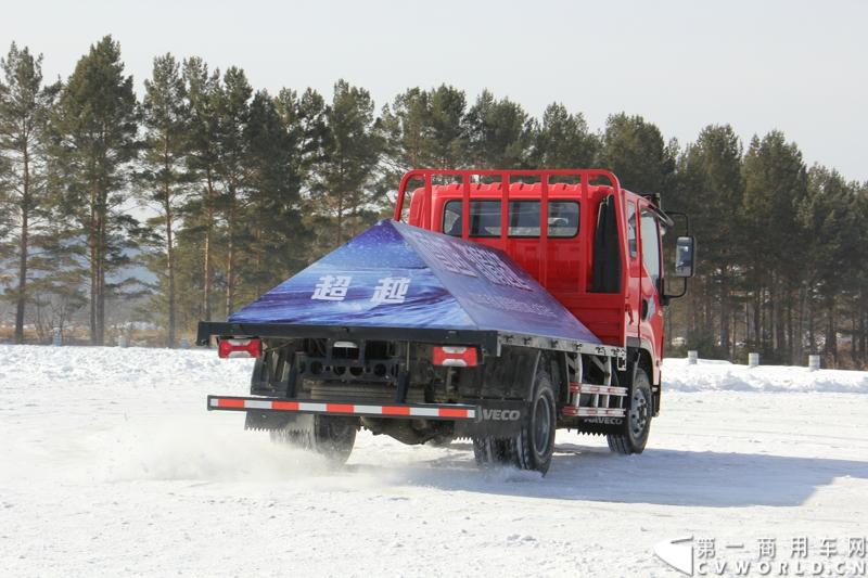 近日，南京依维柯在“神州北极”漠河举行了超越系列最新力作C500高端轻卡极限漂移上市发布会。此次上市的超越C500，是在 C300、C100相同的技术平台上，针对不同用户市场开发的新款车型。与以城市内短途运输市场为主的超越C100，和以城乡、城郊等中短途运输为主的超越C300不同，体积更大、载重更高的超越C500更适合城际间的中长途运输业务。图为超越C500在漠河冰雪路面上极限漂移。
