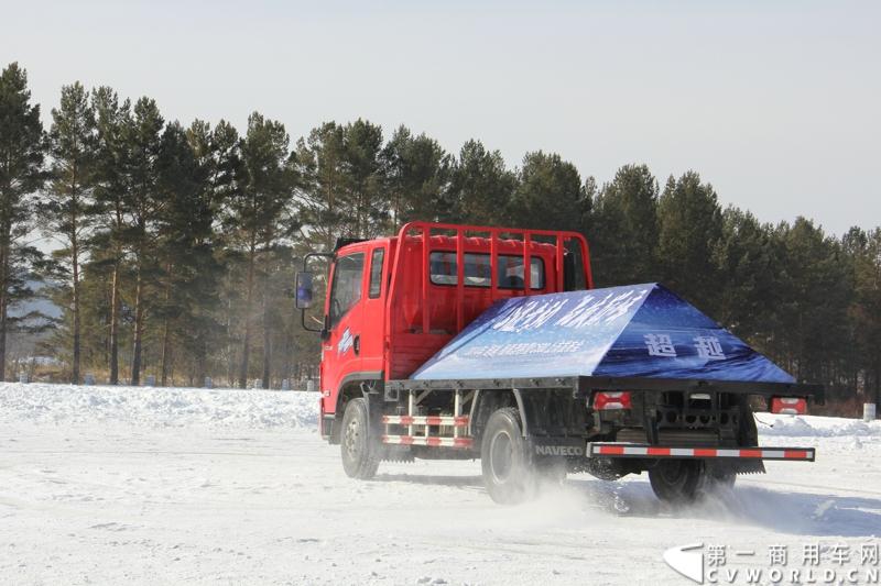 近日，南京依维柯在“神州北极”漠河举行了超越系列最新力作C500高端轻卡极限漂移上市发布会。此次上市的超越C500，是在 C300、C100相同的技术平台上，针对不同用户市场开发的新款车型。与以城市内短途运输市场为主的超越C100，和以城乡、城郊等中短途运输为主的超越C300不同，体积更大、载重更高的超越C500更适合城际间的中长途运输业务。图为超越C500在漠河冰雪路面上极限漂移。