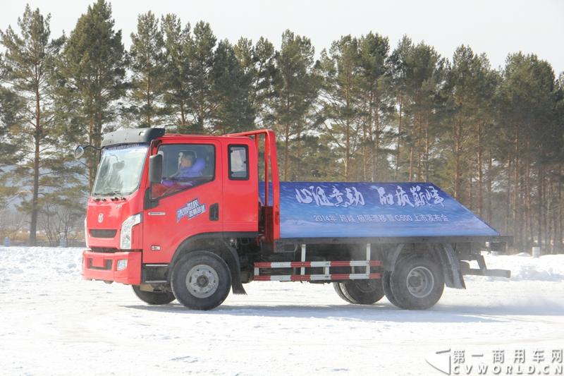 近日，南京依维柯在“神州北极”漠河举行了超越系列最新力作C500高端轻卡极限漂移上市发布会。此次上市的超越C500，是在 C300、C100相同的技术平台上，针对不同用户市场开发的新款车型。与以城市内短途运输市场为主的超越C100，和以城乡、城郊等中短途运输为主的超越C300不同，体积更大、载重更高的超越C500更适合城际间的中长途运输业务。图为超越C500在漠河冰雪路面上极限漂移。