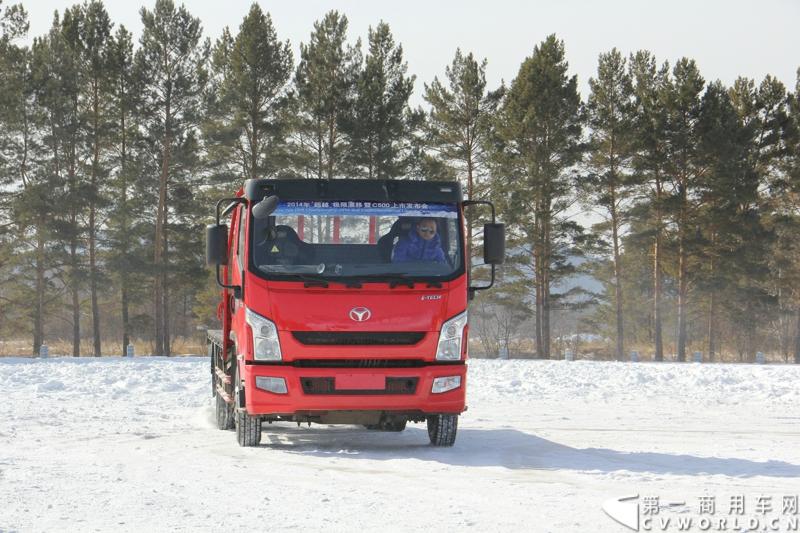 近日，南京依维柯在“神州北极”漠河举行了超越系列最新力作C500高端轻卡极限漂移上市发布会。此次上市的超越C500，是在 C300、C100相同的技术平台上，针对不同用户市场开发的新款车型。与以城市内短途运输市场为主的超越C100，和以城乡、城郊等中短途运输为主的超越C300不同，体积更大、载重更高的超越C500更适合城际间的中长途运输业务。图为超越C500在漠河冰雪路面上极限漂移。