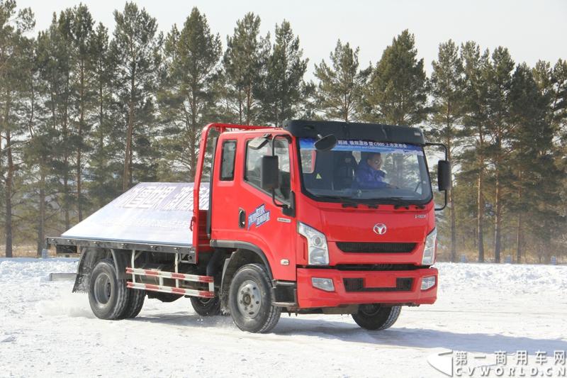 近日，南京依维柯在“神州北极”漠河举行了超越系列最新力作C500高端轻卡极限漂移上市发布会。此次上市的超越C500，是在 C300、C100相同的技术平台上，针对不同用户市场开发的新款车型。与以城市内短途运输市场为主的超越C100，和以城乡、城郊等中短途运输为主的超越C300不同，体积更大、载重更高的超越C500更适合城际间的中长途运输业务。图为超越C500在漠河冰雪路面上极限漂移。