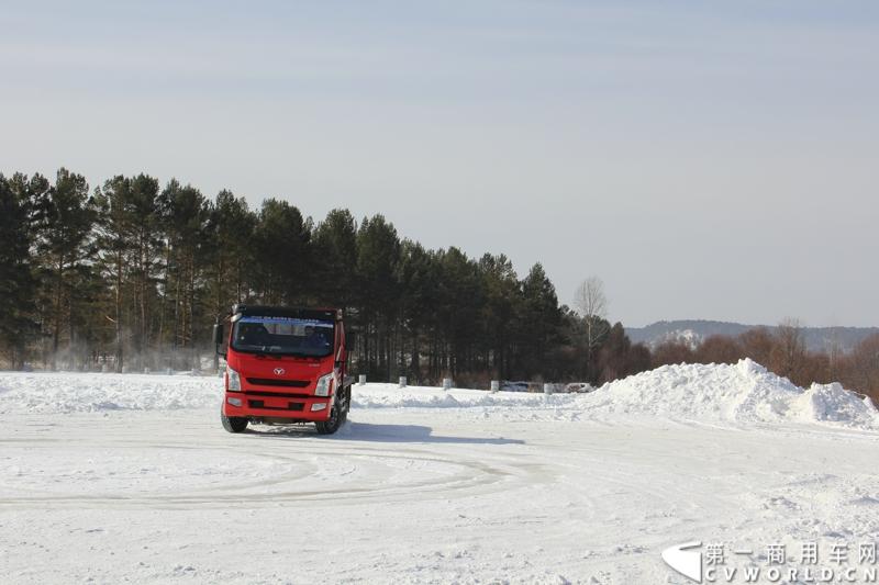 近日，南京依维柯在“神州北极”漠河举行了超越系列最新力作C500高端轻卡极限漂移上市发布会。此次上市的超越C500，是在 C300、C100相同的技术平台上，针对不同用户市场开发的新款车型。与以城市内短途运输市场为主的超越C100，和以城乡、城郊等中短途运输为主的超越C300不同，体积更大、载重更高的超越C500更适合城际间的中长途运输业务。图为超越C500在漠河冰雪路面上极限漂移。