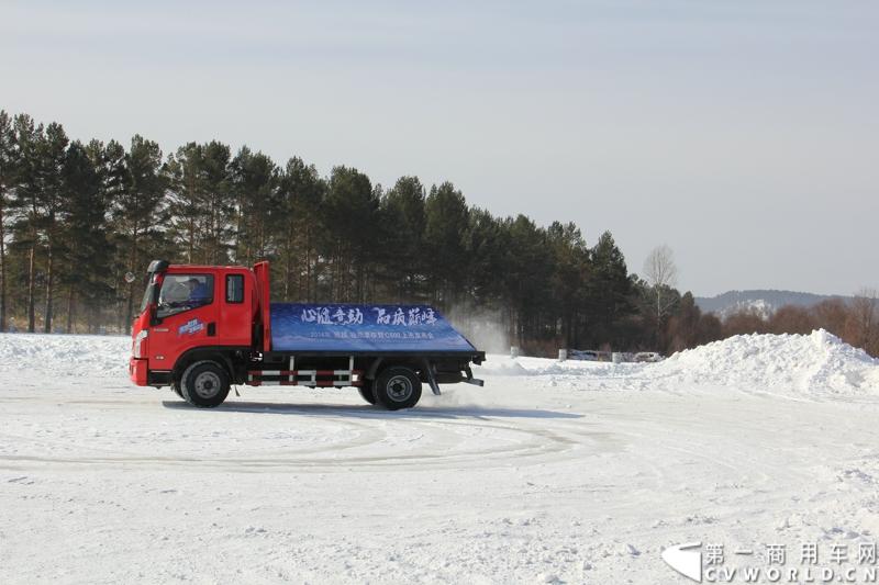 近日，南京依维柯在“神州北极”漠河举行了超越系列最新力作C500高端轻卡极限漂移上市发布会。此次上市的超越C500，是在 C300、C100相同的技术平台上，针对不同用户市场开发的新款车型。与以城市内短途运输市场为主的超越C100，和以城乡、城郊等中短途运输为主的超越C300不同，体积更大、载重更高的超越C500更适合城际间的中长途运输业务。图为超越C500在漠河冰雪路面上极限漂移。