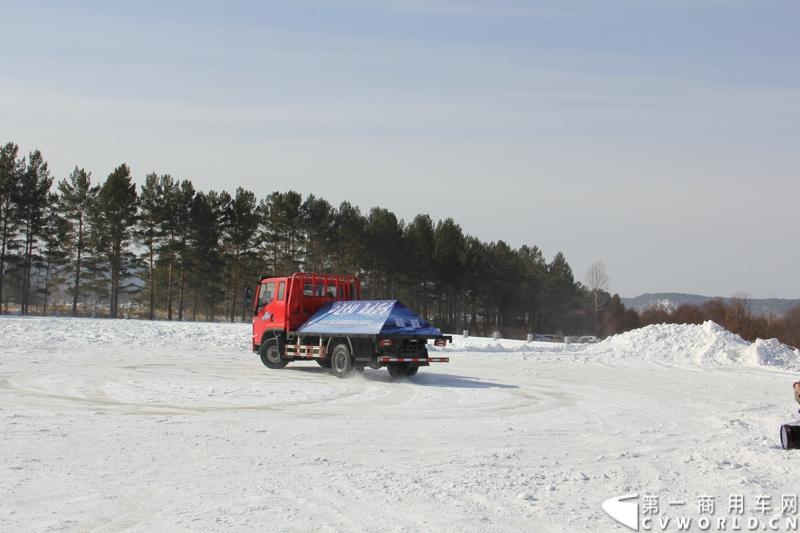 近日，南京依维柯在“神州北极”漠河举行了超越系列最新力作C500高端轻卡极限漂移上市发布会。此次上市的超越C500，是在 C300、C100相同的技术平台上，针对不同用户市场开发的新款车型。与以城市内短途运输市场为主的超越C100，和以城乡、城郊等中短途运输为主的超越C300不同，体积更大、载重更高的超越C500更适合城际间的中长途运输业务。图为超越C500在漠河冰雪路面上极限漂移。
