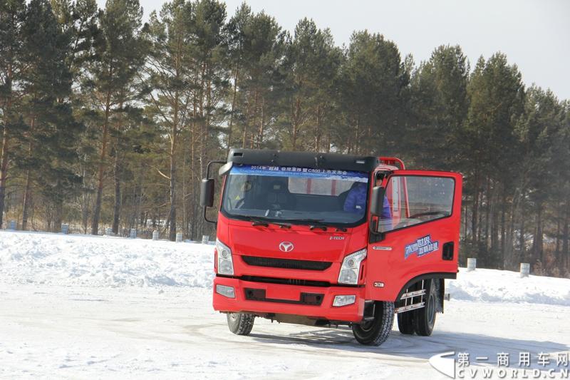近日，南京依维柯在“神州北极”漠河举行了超越系列最新力作C500高端轻卡极限漂移上市发布会。此次上市的超越C500，是在 C300、C100相同的技术平台上，针对不同用户市场开发的新款车型。与以城市内短途运输市场为主的超越C100，和以城乡、城郊等中短途运输为主的超越C300不同，体积更大、载重更高的超越C500更适合城际间的中长途运输业务。图为超越C500在漠河冰雪路面上极限漂移。