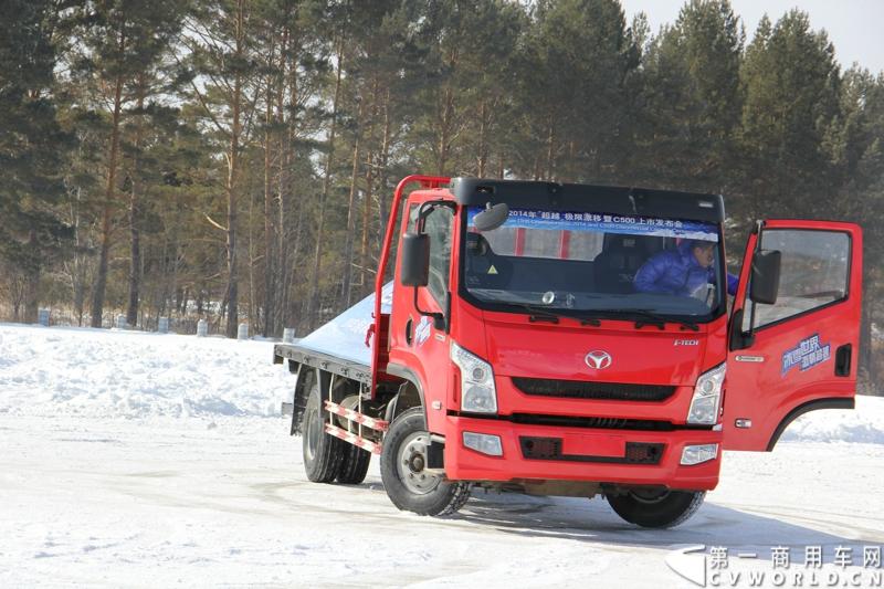 近日，南京依维柯在“神州北极”漠河举行了超越系列最新力作C500高端轻卡极限漂移上市发布会。此次上市的超越C500，是在 C300、C100相同的技术平台上，针对不同用户市场开发的新款车型。与以城市内短途运输市场为主的超越C100，和以城乡、城郊等中短途运输为主的超越C300不同，体积更大、载重更高的超越C500更适合城际间的中长途运输业务。图为超越C500在漠河冰雪路面上极限漂移。