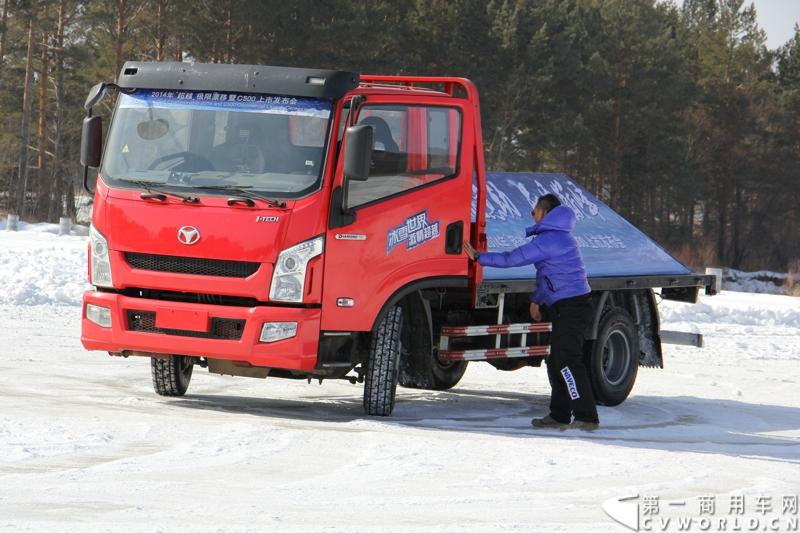 近日，南京依维柯在“神州北极”漠河举行了超越系列最新力作C500高端轻卡极限漂移上市发布会。此次上市的超越C500，是在 C300、C100相同的技术平台上，针对不同用户市场开发的新款车型。与以城市内短途运输市场为主的超越C100，和以城乡、城郊等中短途运输为主的超越C300不同，体积更大、载重更高的超越C500更适合城际间的中长途运输业务。图为超越C500在漠河冰雪路面上极限漂移。