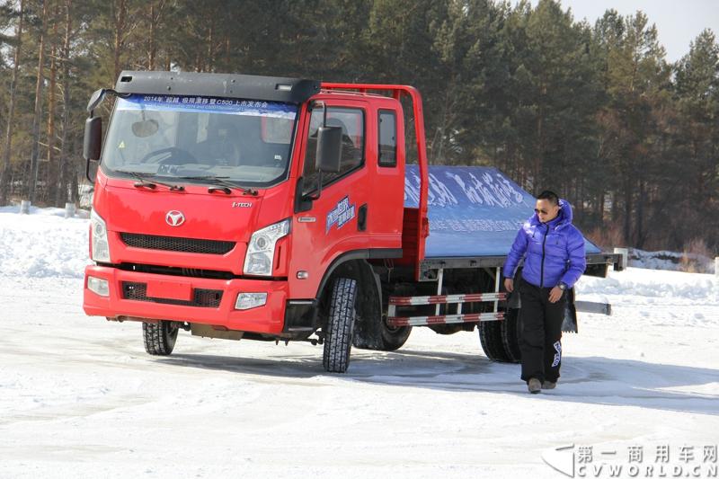 近日，南京依维柯在“神州北极”漠河举行了超越系列最新力作C500高端轻卡极限漂移上市发布会。此次上市的超越C500，是在 C300、C100相同的技术平台上，针对不同用户市场开发的新款车型。与以城市内短途运输市场为主的超越C100，和以城乡、城郊等中短途运输为主的超越C300不同，体积更大、载重更高的超越C500更适合城际间的中长途运输业务。图为超越C500在漠河冰雪路面上极限漂移。