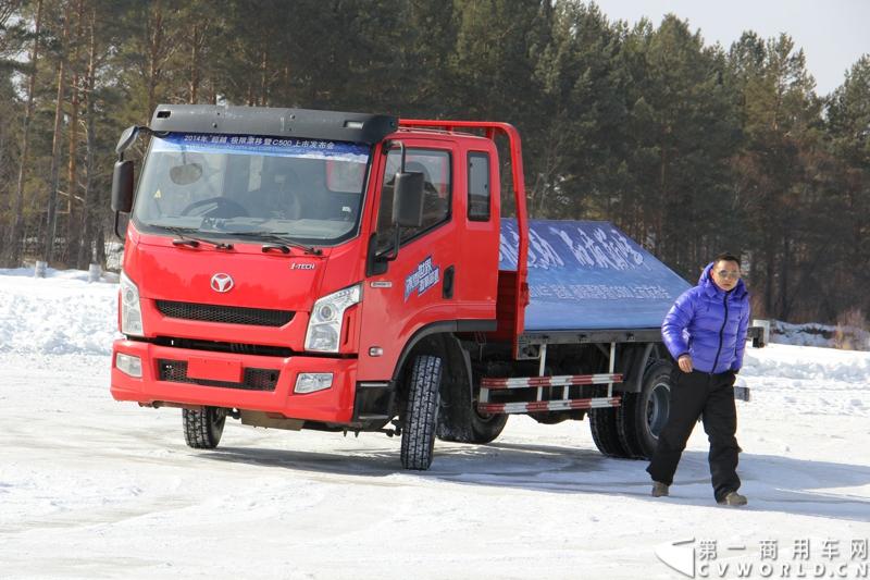 近日，南京依维柯在“神州北极”漠河举行了超越系列最新力作C500高端轻卡极限漂移上市发布会。此次上市的超越C500，是在 C300、C100相同的技术平台上，针对不同用户市场开发的新款车型。与以城市内短途运输市场为主的超越C100，和以城乡、城郊等中短途运输为主的超越C300不同，体积更大、载重更高的超越C500更适合城际间的中长途运输业务。图为超越C500在漠河冰雪路面上极限漂移。