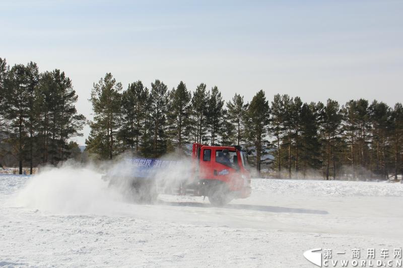 近日，南京依维柯在“神州北极”漠河举行了超越系列最新力作C500高端轻卡极限漂移上市发布会。此次上市的超越C500，是在 C300、C100相同的技术平台上，针对不同用户市场开发的新款车型。与以城市内短途运输市场为主的超越C100，和以城乡、城郊等中短途运输为主的超越C300不同，体积更大、载重更高的超越C500更适合城际间的中长途运输业务。图为超越C500在漠河冰雪路面上极限漂移。