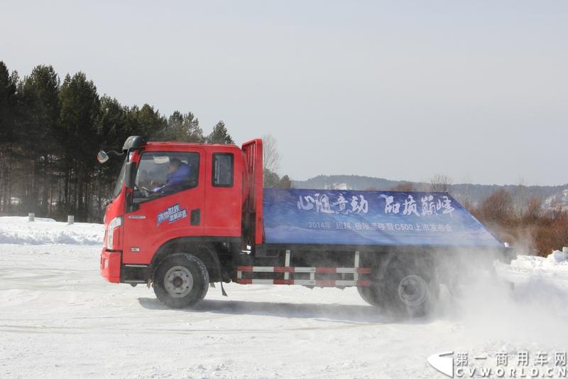 近日，南京依维柯在“神州北极”漠河举行了超越系列最新力作C500高端轻卡极限漂移上市发布会。此次上市的超越C500，是在 C300、C100相同的技术平台上，针对不同用户市场开发的新款车型。与以城市内短途运输市场为主的超越C100，和以城乡、城郊等中短途运输为主的超越C300不同，体积更大、载重更高的超越C500更适合城际间的中长途运输业务。图为超越C500在漠河冰雪路面上极限漂移。
