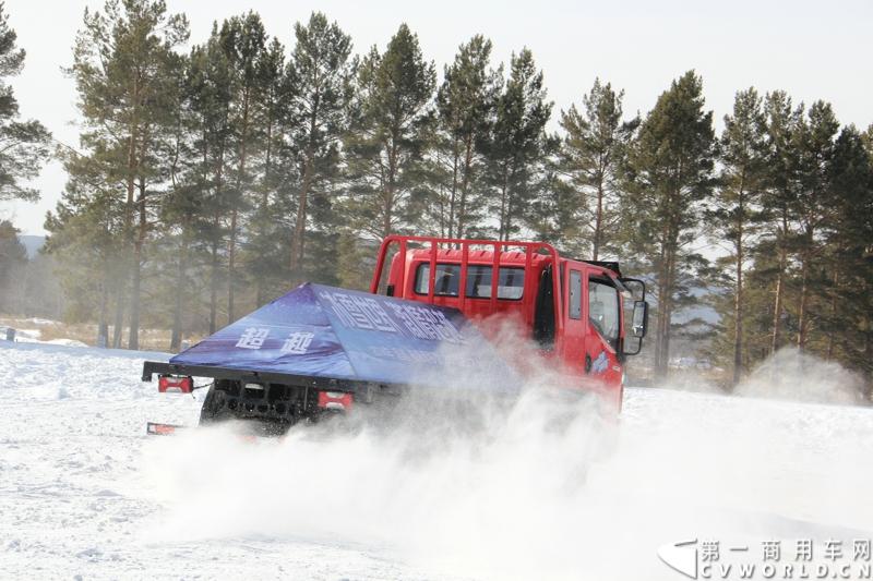 近日，南京依维柯在“神州北极”漠河举行了超越系列最新力作C500高端轻卡极限漂移上市发布会。此次上市的超越C500，是在 C300、C100相同的技术平台上，针对不同用户市场开发的新款车型。与以城市内短途运输市场为主的超越C100，和以城乡、城郊等中短途运输为主的超越C300不同，体积更大、载重更高的超越C500更适合城际间的中长途运输业务。图为超越C500在漠河冰雪路面上极限漂移。