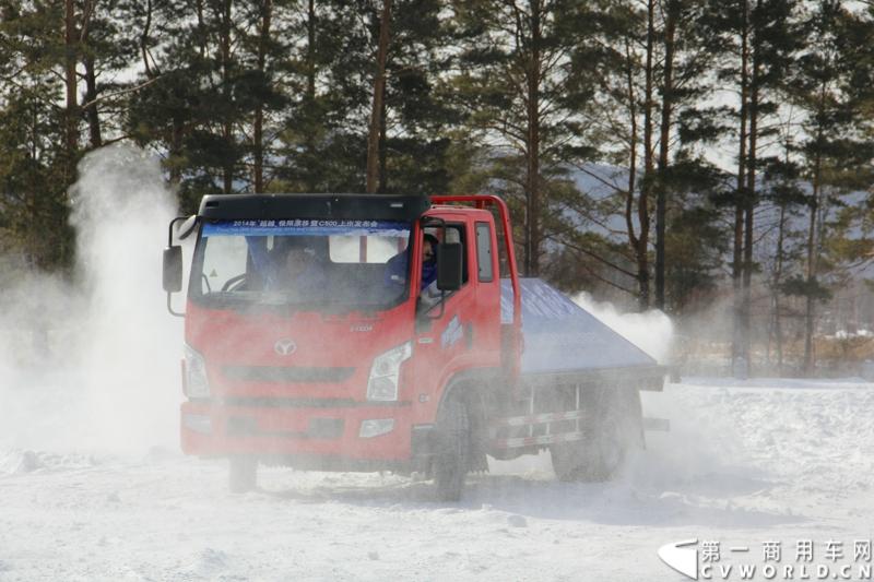 近日，南京依维柯在“神州北极”漠河举行了超越系列最新力作C500高端轻卡极限漂移上市发布会。此次上市的超越C500，是在 C300、C100相同的技术平台上，针对不同用户市场开发的新款车型。与以城市内短途运输市场为主的超越C100，和以城乡、城郊等中短途运输为主的超越C300不同，体积更大、载重更高的超越C500更适合城际间的中长途运输业务。图为超越C500在漠河冰雪路面上极限漂移。
