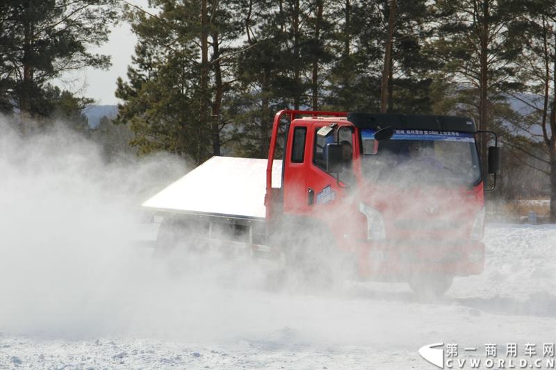 近日，南京依维柯在“神州北极”漠河举行了超越系列最新力作C500高端轻卡极限漂移上市发布会。此次上市的超越C500，是在 C300、C100相同的技术平台上，针对不同用户市场开发的新款车型。与以城市内短途运输市场为主的超越C100，和以城乡、城郊等中短途运输为主的超越C300不同，体积更大、载重更高的超越C500更适合城际间的中长途运输业务。图为超越C500在漠河冰雪路面上极限漂移。