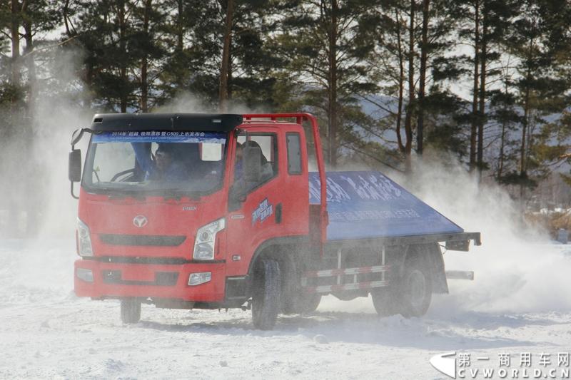 近日，南京依维柯在“神州北极”漠河举行了超越系列最新力作C500高端轻卡极限漂移上市发布会。此次上市的超越C500，是在 C300、C100相同的技术平台上，针对不同用户市场开发的新款车型。与以城市内短途运输市场为主的超越C100，和以城乡、城郊等中短途运输为主的超越C300不同，体积更大、载重更高的超越C500更适合城际间的中长途运输业务。图为超越C500在漠河冰雪路面上极限漂移。