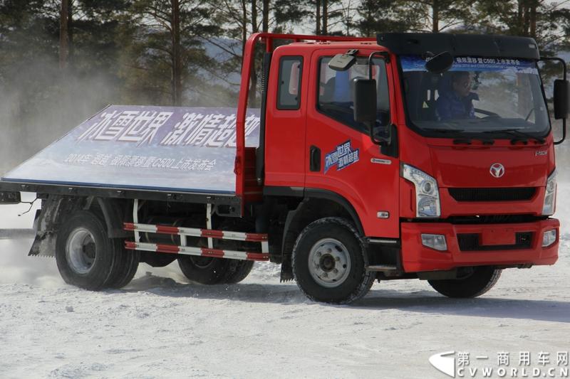 近日，南京依维柯在“神州北极”漠河举行了超越系列最新力作C500高端轻卡极限漂移上市发布会。此次上市的超越C500，是在 C300、C100相同的技术平台上，针对不同用户市场开发的新款车型。与以城市内短途运输市场为主的超越C100，和以城乡、城郊等中短途运输为主的超越C300不同，体积更大、载重更高的超越C500更适合城际间的中长途运输业务。图为超越C500在漠河冰雪路面上极限漂移。