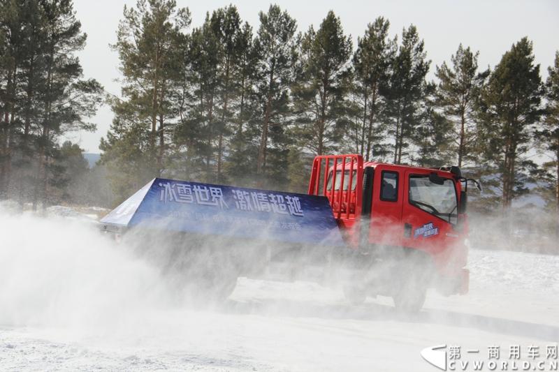 近日，南京依维柯在“神州北极”漠河举行了超越系列最新力作C500高端轻卡极限漂移上市发布会。此次上市的超越C500，是在 C300、C100相同的技术平台上，针对不同用户市场开发的新款车型。与以城市内短途运输市场为主的超越C100，和以城乡、城郊等中短途运输为主的超越C300不同，体积更大、载重更高的超越C500更适合城际间的中长途运输业务。图为超越C500在漠河冰雪路面上极限漂移。