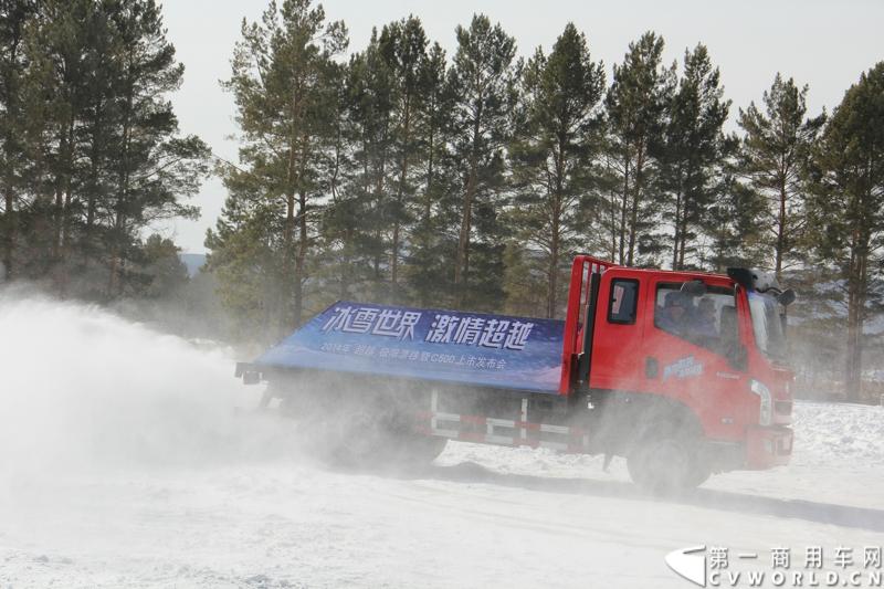 近日，南京依维柯在“神州北极”漠河举行了超越系列最新力作C500高端轻卡极限漂移上市发布会。此次上市的超越C500，是在 C300、C100相同的技术平台上，针对不同用户市场开发的新款车型。与以城市内短途运输市场为主的超越C100，和以城乡、城郊等中短途运输为主的超越C300不同，体积更大、载重更高的超越C500更适合城际间的中长途运输业务。图为超越C500在漠河冰雪路面上极限漂移。