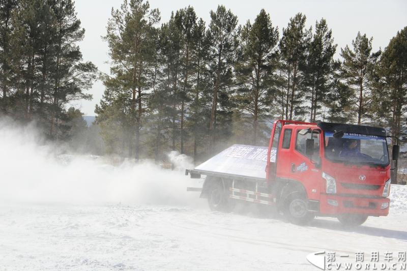 近日，南京依维柯在“神州北极”漠河举行了超越系列最新力作C500高端轻卡极限漂移上市发布会。此次上市的超越C500，是在 C300、C100相同的技术平台上，针对不同用户市场开发的新款车型。与以城市内短途运输市场为主的超越C100，和以城乡、城郊等中短途运输为主的超越C300不同，体积更大、载重更高的超越C500更适合城际间的中长途运输业务。图为超越C500在漠河冰雪路面上极限漂移。