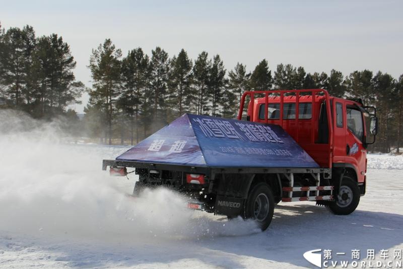 近日，南京依维柯在“神州北极”漠河举行了超越系列最新力作C500高端轻卡极限漂移上市发布会。此次上市的超越C500，是在 C300、C100相同的技术平台上，针对不同用户市场开发的新款车型。与以城市内短途运输市场为主的超越C100，和以城乡、城郊等中短途运输为主的超越C300不同，体积更大、载重更高的超越C500更适合城际间的中长途运输业务。图为超越C500在漠河冰雪路面上极限漂移。