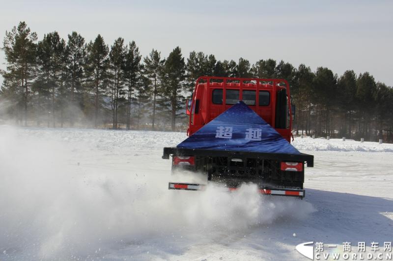 近日，南京依维柯在“神州北极”漠河举行了超越系列最新力作C500高端轻卡极限漂移上市发布会。此次上市的超越C500，是在 C300、C100相同的技术平台上，针对不同用户市场开发的新款车型。与以城市内短途运输市场为主的超越C100，和以城乡、城郊等中短途运输为主的超越C300不同，体积更大、载重更高的超越C500更适合城际间的中长途运输业务。图为超越C500在漠河冰雪路面上极限漂移。