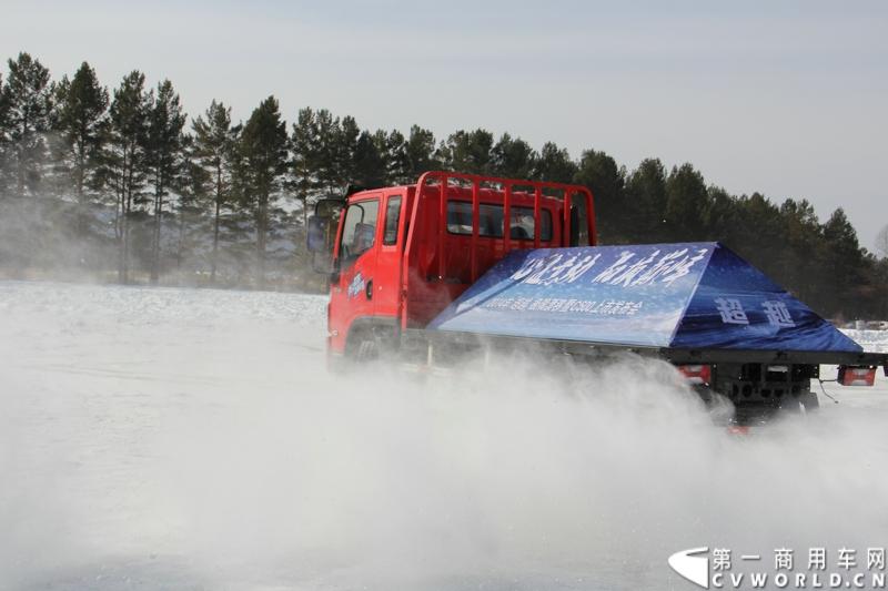 近日，南京依维柯在“神州北极”漠河举行了超越系列最新力作C500高端轻卡极限漂移上市发布会。此次上市的超越C500，是在 C300、C100相同的技术平台上，针对不同用户市场开发的新款车型。与以城市内短途运输市场为主的超越C100，和以城乡、城郊等中短途运输为主的超越C300不同，体积更大、载重更高的超越C500更适合城际间的中长途运输业务。图为超越C500在漠河冰雪路面上极限漂移。