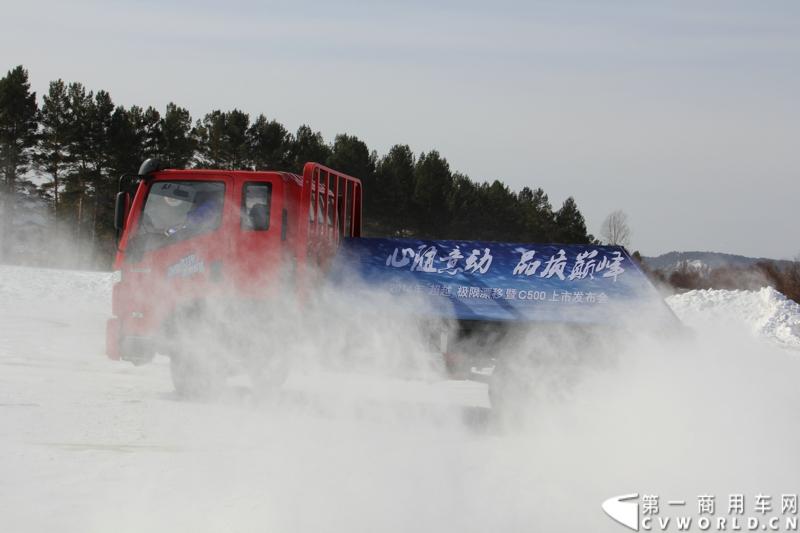 近日，南京依维柯在“神州北极”漠河举行了超越系列最新力作C500高端轻卡极限漂移上市发布会。此次上市的超越C500，是在 C300、C100相同的技术平台上，针对不同用户市场开发的新款车型。与以城市内短途运输市场为主的超越C100，和以城乡、城郊等中短途运输为主的超越C300不同，体积更大、载重更高的超越C500更适合城际间的中长途运输业务。图为超越C500在漠河冰雪路面上极限漂移。