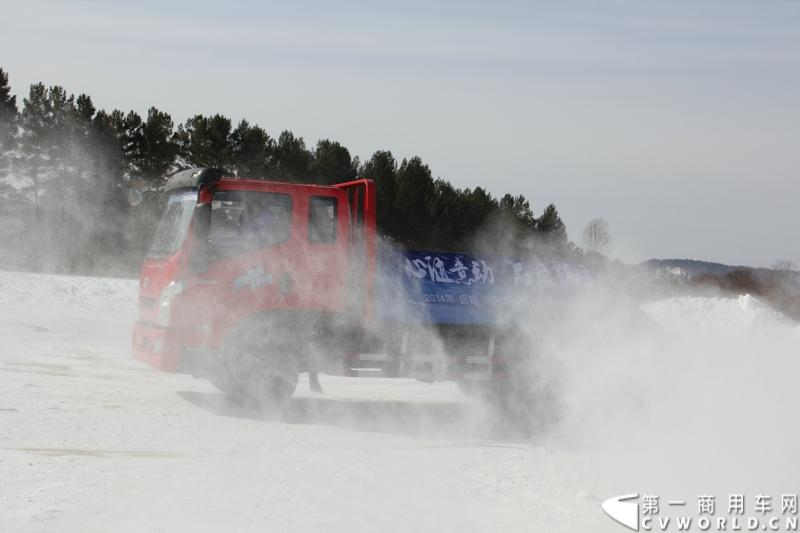 近日，南京依维柯在“神州北极”漠河举行了超越系列最新力作C500高端轻卡极限漂移上市发布会。此次上市的超越C500，是在 C300、C100相同的技术平台上，针对不同用户市场开发的新款车型。与以城市内短途运输市场为主的超越C100，和以城乡、城郊等中短途运输为主的超越C300不同，体积更大、载重更高的超越C500更适合城际间的中长途运输业务。图为超越C500在漠河冰雪路面上极限漂移。