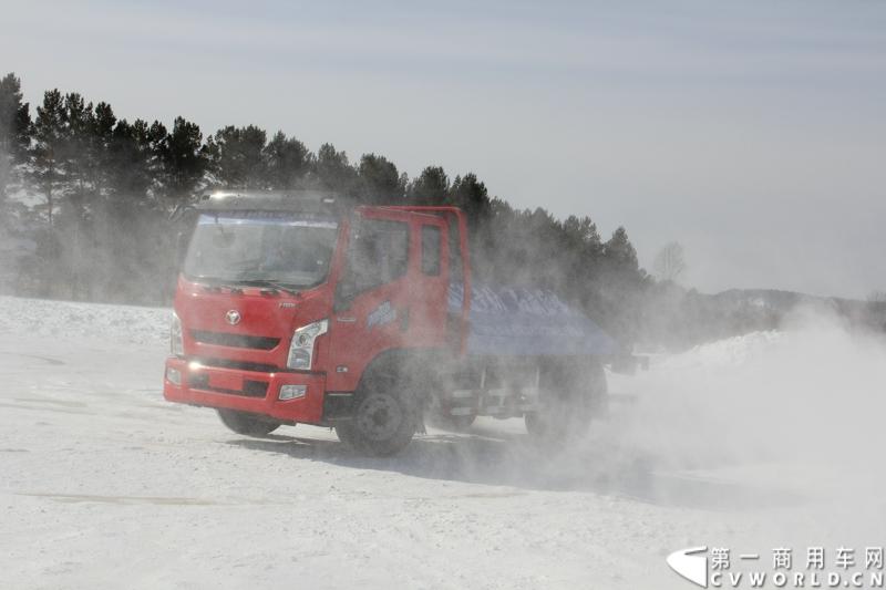 近日，南京依维柯在“神州北极”漠河举行了超越系列最新力作C500高端轻卡极限漂移上市发布会。此次上市的超越C500，是在 C300、C100相同的技术平台上，针对不同用户市场开发的新款车型。与以城市内短途运输市场为主的超越C100，和以城乡、城郊等中短途运输为主的超越C300不同，体积更大、载重更高的超越C500更适合城际间的中长途运输业务。图为超越C500在漠河冰雪路面上极限漂移。