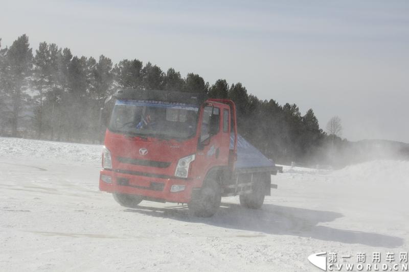 近日，南京依维柯在“神州北极”漠河举行了超越系列最新力作C500高端轻卡极限漂移上市发布会。此次上市的超越C500，是在 C300、C100相同的技术平台上，针对不同用户市场开发的新款车型。与以城市内短途运输市场为主的超越C100，和以城乡、城郊等中短途运输为主的超越C300不同，体积更大、载重更高的超越C500更适合城际间的中长途运输业务。图为超越C500在漠河冰雪路面上极限漂移。