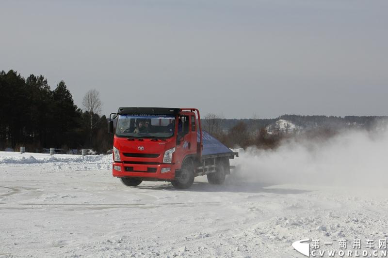 近日，南京依维柯在“神州北极”漠河举行了超越系列最新力作C500高端轻卡极限漂移上市发布会。此次上市的超越C500，是在 C300、C100相同的技术平台上，针对不同用户市场开发的新款车型。与以城市内短途运输市场为主的超越C100，和以城乡、城郊等中短途运输为主的超越C300不同，体积更大、载重更高的超越C500更适合城际间的中长途运输业务。图为超越C500在漠河冰雪路面上极限漂移。