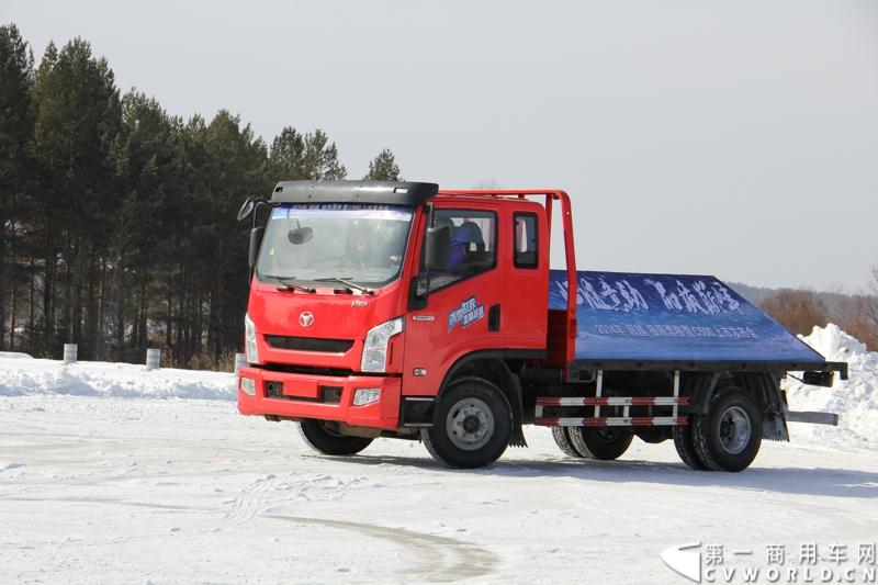 近日，南京依维柯在“神州北极”漠河举行了超越系列最新力作C500高端轻卡极限漂移上市发布会。此次上市的超越C500，是在 C300、C100相同的技术平台上，针对不同用户市场开发的新款车型。与以城市内短途运输市场为主的超越C100，和以城乡、城郊等中短途运输为主的超越C300不同，体积更大、载重更高的超越C500更适合城际间的中长途运输业务。图为超越C500在漠河冰雪路面上极限漂移。