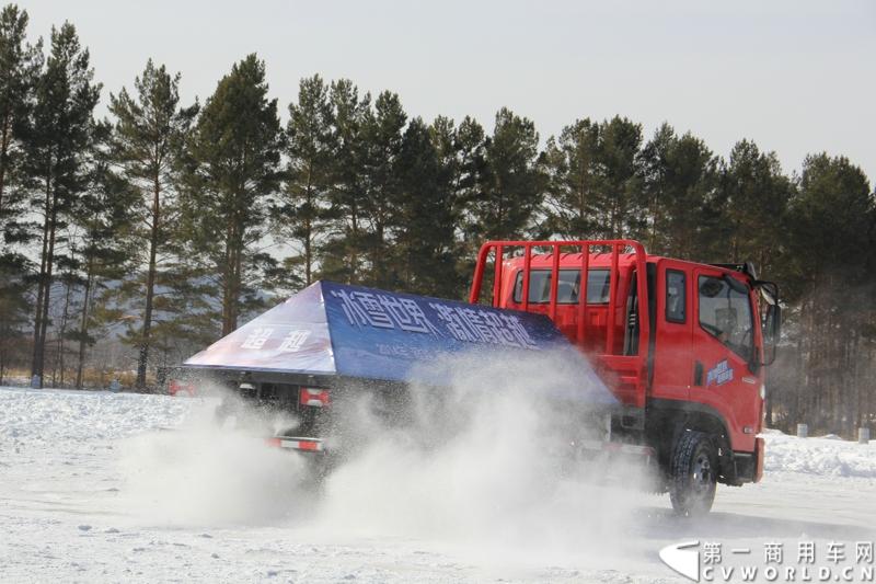 近日，南京依维柯在“神州北极”漠河举行了超越系列最新力作C500高端轻卡极限漂移上市发布会。此次上市的超越C500，是在 C300、C100相同的技术平台上，针对不同用户市场开发的新款车型。与以城市内短途运输市场为主的超越C100，和以城乡、城郊等中短途运输为主的超越C300不同，体积更大、载重更高的超越C500更适合城际间的中长途运输业务。图为超越C500在漠河冰雪路面上极限漂移。