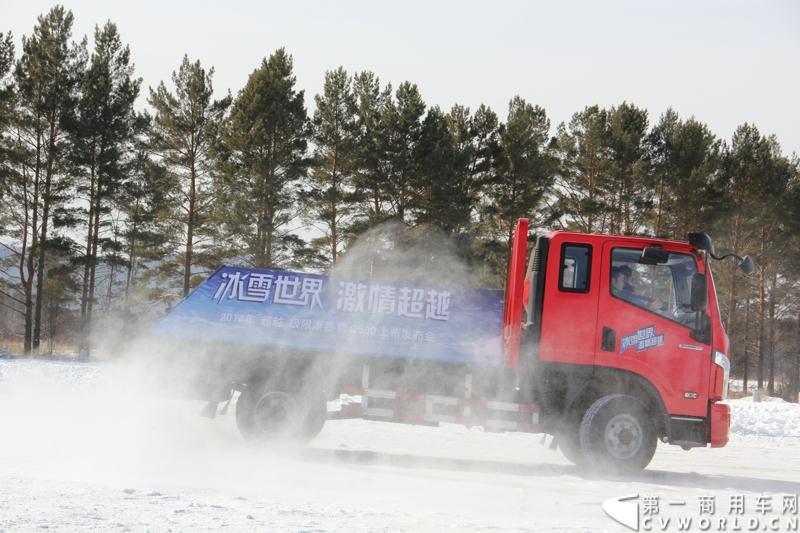 近日，南京依维柯在“神州北极”漠河举行了超越系列最新力作C500高端轻卡极限漂移上市发布会。此次上市的超越C500，是在 C300、C100相同的技术平台上，针对不同用户市场开发的新款车型。与以城市内短途运输市场为主的超越C100，和以城乡、城郊等中短途运输为主的超越C300不同，体积更大、载重更高的超越C500更适合城际间的中长途运输业务。图为超越C500在漠河冰雪路面上极限漂移。
