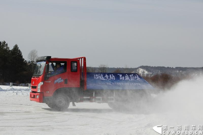 近日，南京依维柯在“神州北极”漠河举行了超越系列最新力作C500高端轻卡极限漂移上市发布会。此次上市的超越C500，是在 C300、C100相同的技术平台上，针对不同用户市场开发的新款车型。与以城市内短途运输市场为主的超越C100，和以城乡、城郊等中短途运输为主的超越C300不同，体积更大、载重更高的超越C500更适合城际间的中长途运输业务。图为超越C500在漠河冰雪路面上极限漂移。