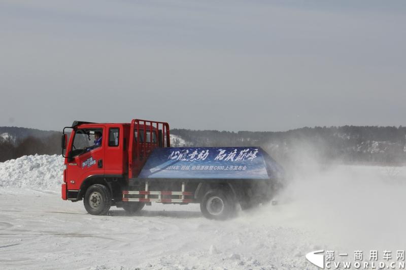 近日，南京依维柯在“神州北极”漠河举行了超越系列最新力作C500高端轻卡极限漂移上市发布会。此次上市的超越C500，是在 C300、C100相同的技术平台上，针对不同用户市场开发的新款车型。与以城市内短途运输市场为主的超越C100，和以城乡、城郊等中短途运输为主的超越C300不同，体积更大、载重更高的超越C500更适合城际间的中长途运输业务。图为超越C500在漠河冰雪路面上极限漂移。