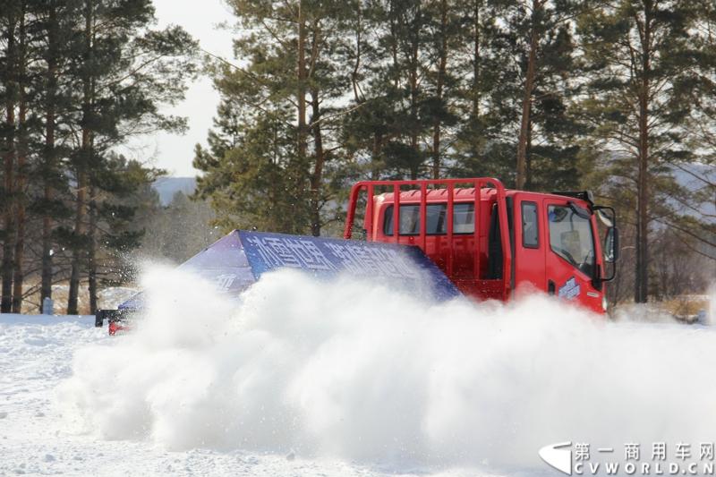 近日，南京依维柯在“神州北极”漠河举行了超越系列最新力作C500高端轻卡极限漂移上市发布会。此次上市的超越C500，是在 C300、C100相同的技术平台上，针对不同用户市场开发的新款车型。与以城市内短途运输市场为主的超越C100，和以城乡、城郊等中短途运输为主的超越C300不同，体积更大、载重更高的超越C500更适合城际间的中长途运输业务。图为超越C500在漠河冰雪路面上极限漂移。