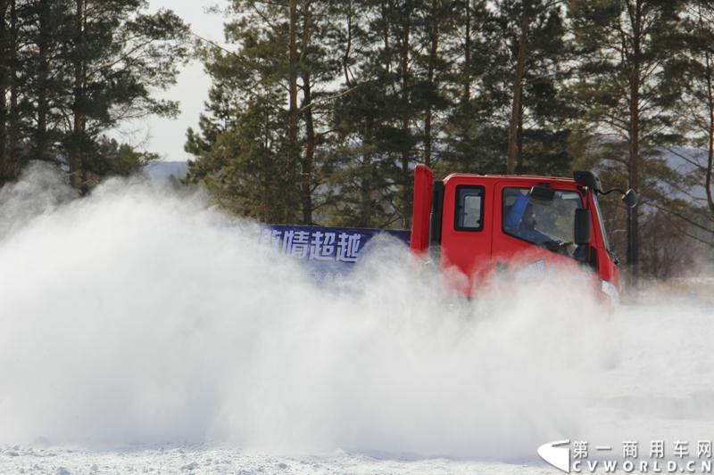 近日，南京依维柯在“神州北极”漠河举行了超越系列最新力作C500高端轻卡极限漂移上市发布会。此次上市的超越C500，是在 C300、C100相同的技术平台上，针对不同用户市场开发的新款车型。与以城市内短途运输市场为主的超越C100，和以城乡、城郊等中短途运输为主的超越C300不同，体积更大、载重更高的超越C500更适合城际间的中长途运输业务。图为超越C500在漠河冰雪路面上极限漂移。