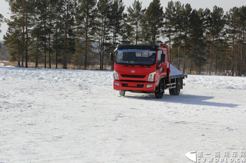 近日，南京依维柯在“神州北极”漠河举行了超越系列最新力作C500高端轻卡极限漂移上市发布会。此次上市的超越C500，是在 C300、C100相同的技术平台上，针对不同用户市场开发的新款车型。与以城市内短途运输市场为主的超越C100，和以城乡、城郊等中短途运输为主的超越C300不同，体积更大、载重更高的超越C500更适合城际间的中长途运输业务。图为超越C500在漠河冰雪路面上极限漂移。