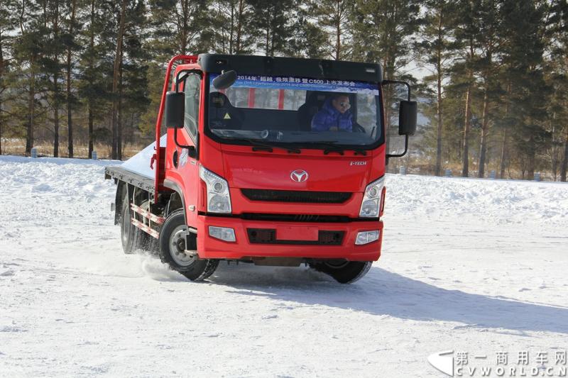 近日，南京依维柯在“神州北极”漠河举行了超越系列最新力作C500高端轻卡极限漂移上市发布会。此次上市的超越C500，是在 C300、C100相同的技术平台上，针对不同用户市场开发的新款车型。与以城市内短途运输市场为主的超越C100，和以城乡、城郊等中短途运输为主的超越C300不同，体积更大、载重更高的超越C500更适合城际间的中长途运输业务。图为超越C500在漠河冰雪路面上极限漂移。